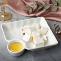 Блюдо керамическое с соусником &laquo;Вино&raquo;, 18.6 х 17.5 х 4 см, цвет белый