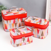 Шкатулка кожзам с зеркалом "Треугольники. Алый" н-р 3 шт 18х10х12,5 21х13х15,5 23х15х18,5 см Шкатулка кожзам с зеркалом "Треугольники. Алый" н-р 3 шт 18х10х12,5 21х13х15,5 23х15х18,5 см