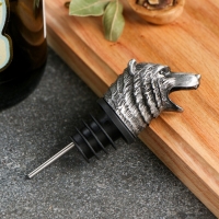 Фигурная крышка для бутылки "Медведь" серебро, 10х3см Фигурная крышка для бутылки "Медведь" серебро, 10х3см