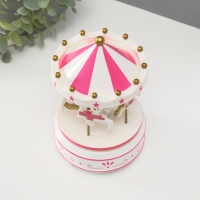 Сувенир пластик музыкальный механический "Карусель - лошадки" бело-розовый 10,5х10,5х17,5 см 10459 Сувенир пластик музыкальный механический "Карусель - лошадки" бело-розовый 10,5х10,5х17,5 см 10459