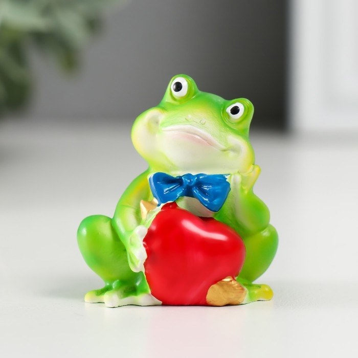 Сувенир полистоун "Влюбленная лягушка" МИКС 3х4,3х4,5 см