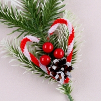 Новогодняя композиция &laquo;Белые кисточки с шишкой&raquo;