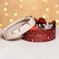 Новый год. Коробка подарочная новогодняя для макарун тубус с окном "Хоровод ёлочек" 18 х 18 х 6 см.