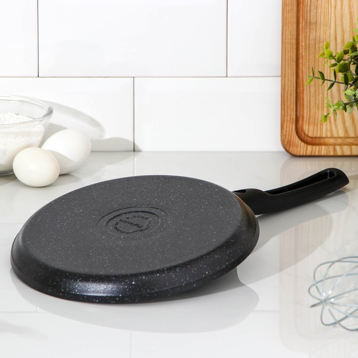 Сковорода блинная, d=22 см, пластиковая ручка, антипригарное покрытие, цвет тёмный мрамор Сковорода блинная, d=22 см, пластиковая ручка, антипригарное покрытие, цвет тёмный мрамор