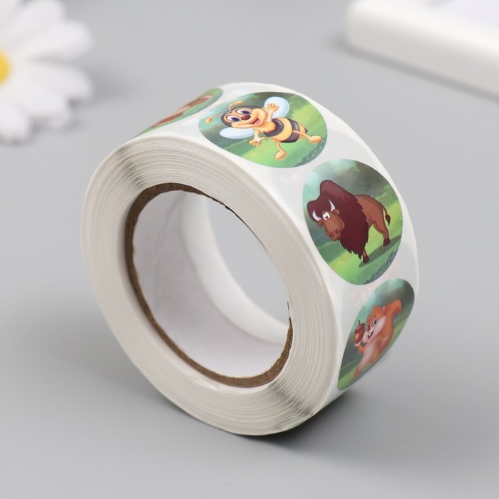 Наклейка бумага "Жители джунглей" d=2,5 см 500 шт в рулоне 3х6,5х6,5 см