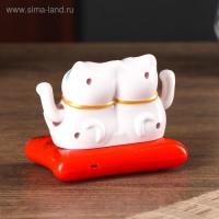 Маятник пластик от солнечной батареи "Парочка котов Манэки-нэко с пожеланием" 6,5х8,5х5,5 см 50183 Маятник пластик от солнечной батареи "Парочка котов Манэки-нэко с пожеланием" 6,5х8,5х5,5 см 50183