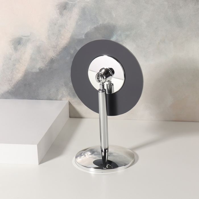 Зеркало настольное &laquo;Круг&raquo;, d зеркальной поверхности 13,5 см, цвет серебристый