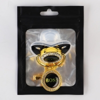 Соска - пустышка силиконовая ортодонтическая «BOSS», от 6 мес., с колпачком + держатель - цепочка, цвет черный/золото, стразы Соска - пустышка силиконовая ортодонтическая «BOSS», от 6 мес., с колпачком + держатель - цепочка, цвет черный/золото, стразы