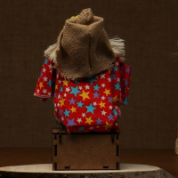 Оберег-домовой "Славуся в льняном колпаке, на сундуке с сердцем", средний, микс