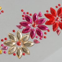 Наклейка пластик стразы на лицо "Три цветка" розовые оттенки 14,5х16 см