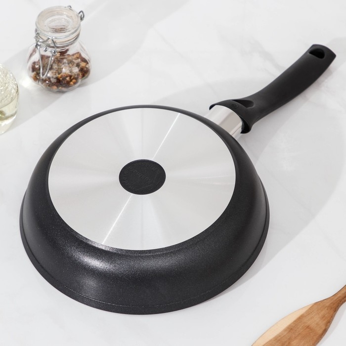 Сковорода &laquo;Традиция&raquo;, d=22 см, пластиковая ручка, антипригарное покрытие, цвет чёрный