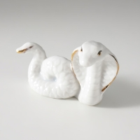 Сувенир керамика "Белая кобра" с золотом 4,3х6,4х4,8 см Сувенир керамика "Белая кобра" с золотом 4,3х6,4х4,8 см