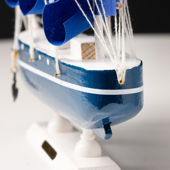 Корабль сувенирный малый «Дорита», борта синие с белой полосой, паруса синие,23×5,5×21 см Корабль сувенирный малый «Дорита», борта синие с белой полосой, паруса синие,23×5,5×21 см