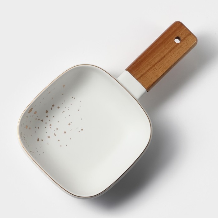 Блюдо фарфоровое для подачи с деревянной ручкой Magistro, 15&times;15 см, цвет белый