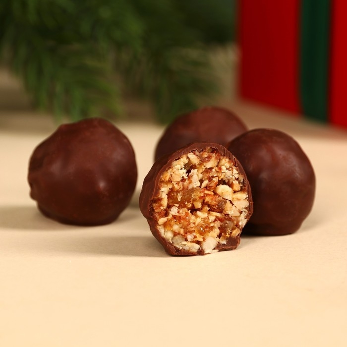 Конфеты грильяж &laquo;Сказочного года&raquo; с арахисом, изюмом, цукатами из апельсина и мёдом, в коробке, 135 г.