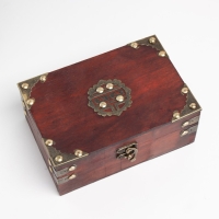 Шкатулка дерево сундучок "Тайны короля" с заклёпками, бордо 18х12х7,5 см Шкатулка дерево сундучок "Тайны короля" с заклёпками, бордо 18х12х7,5 см