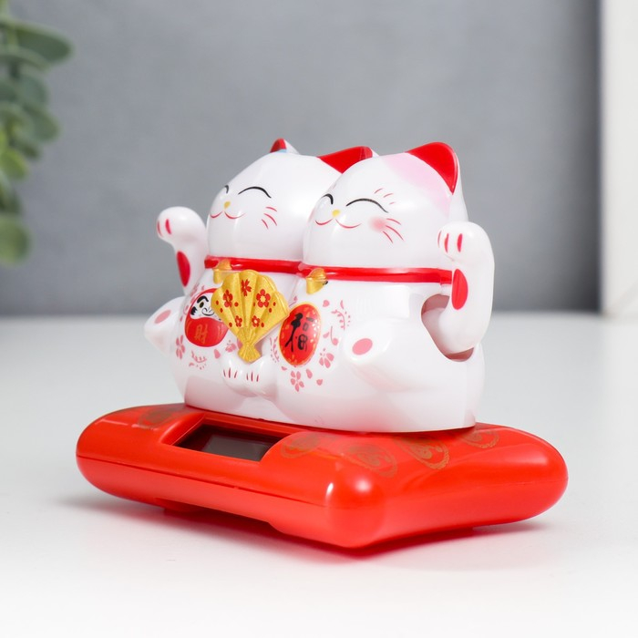 Маятник пластик от солнечной батареи "Два кота Манэки-нэко с веером" 6,5х8,5х5,5 см