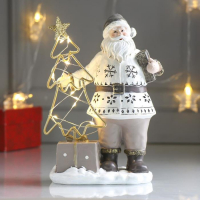 Сувенир полистоун свет "Дед Мороз в перламутр. кафтане у ёлочки - снежинки" 22,5х9,5х16 см Сувенир полистоун свет "Дед Мороз в перламутр. кафтане у ёлочки - снежинки" 22,5х9,5х16 см