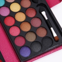 Набор декоративной косметики: тени для век, тени для бровей, блеск для губ, румяна, зеркало Набор декоративной косметики: тени для век, тени для бровей, блеск для губ, румяна, зеркало