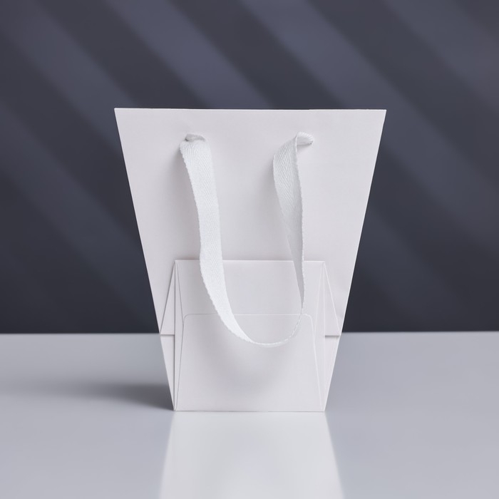 Пакет-переноска для цветов 10 × 10 × 20 х 18 см, белый Пакет-переноска для цветов 10 × 10 × 20 х 18 см, белый