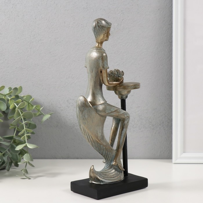 Сувенир полистоун "Парень с букетом в ожидании девушки" бронза с патиной 11,5х6х26 см