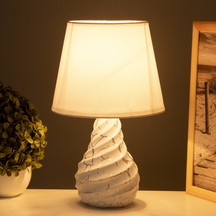 Лампа настольная Лампа настольная "Изора" 1х40Вт Е14 белый 20х20х33см