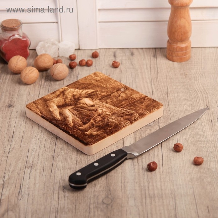 Доска из массива кедра &laquo;Волки&raquo;, квадратная, 18 &times; 18 см