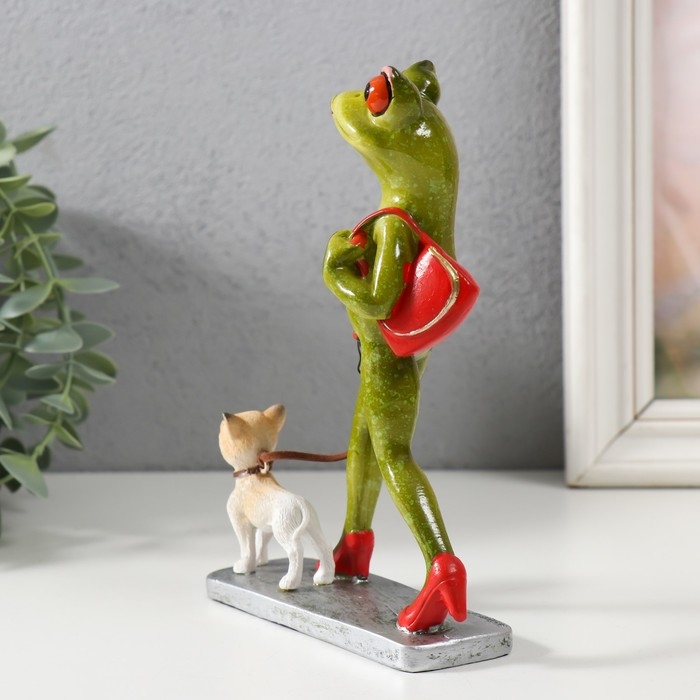Сувенир полистоун лак "Лягушка с собачкой" 12,2х5,2х16,7 см