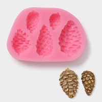 Молд новогодний &laquo;Шишки&raquo;, силикон, 10,2&times;7&times;1,6 см, цвет розовый