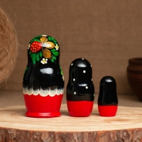 Матрёшка &laquo;Земляничка&raquo;, чёрный платок, 3 кукольная, 10 см