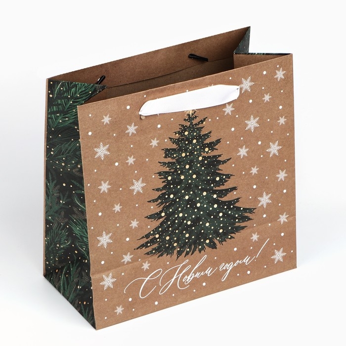 Пакет подарочный новогодний крафтовый квадратный &laquo;Новогодняя красавица&raquo;, 22 х 22 х 11 см, Новый год
