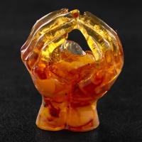 Сувенир "Ангел в руках", янтарь