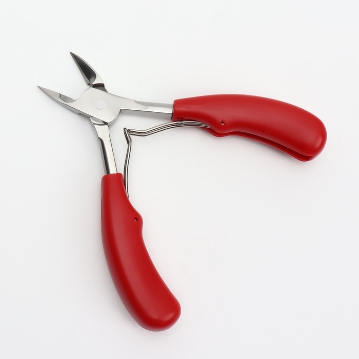 Кусачки педикюрные со скрытой пружиной, с пластиковой ручкой, изогнутое лезвие, 13 см, длина лезвия - 17 мм, цвет серебристый/красный Кусачки педикюрные со скрытой пружиной, с пластиковой ручкой, изогнутое лезвие, 13 см, длина лезвия - 17 мм, цвет серебристый/красный