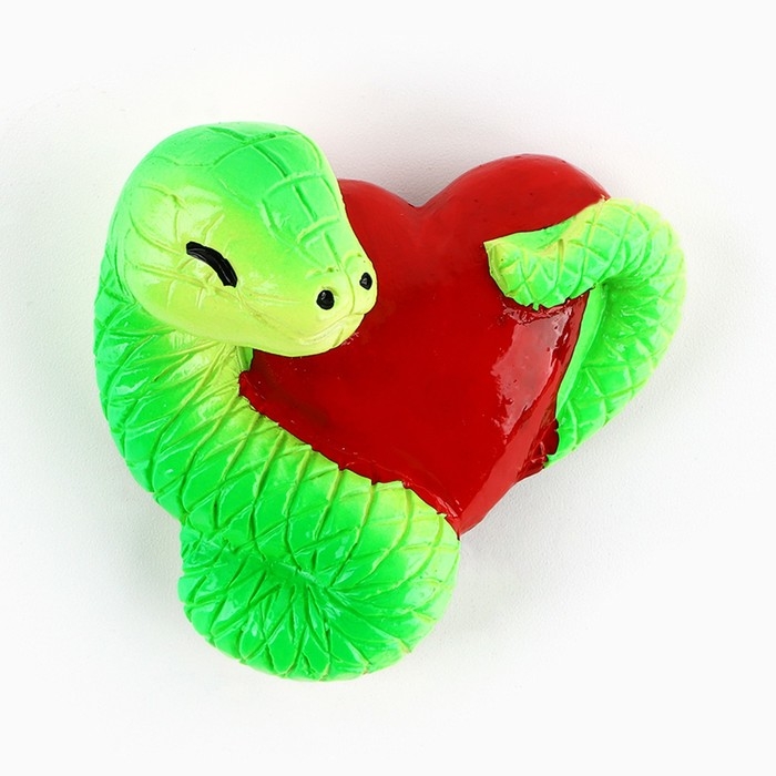 Магнит новогодний &laquo;Змея с сердцем&raquo; на Новый год, 5,5 х 4,8 см