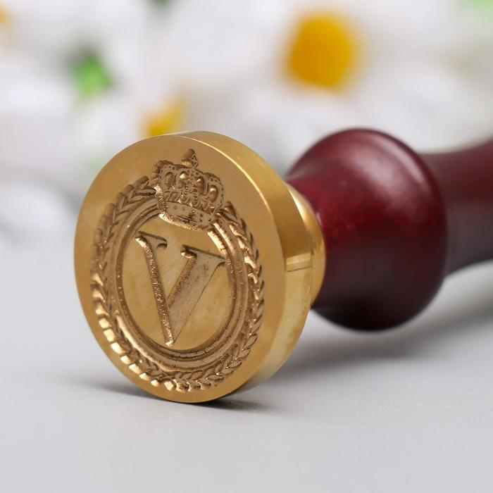 Печать для сургуча с деревянной ручкой Печать для сургуча с деревянной ручкой "Корона с буквой V" 9х2,5х2,5 см