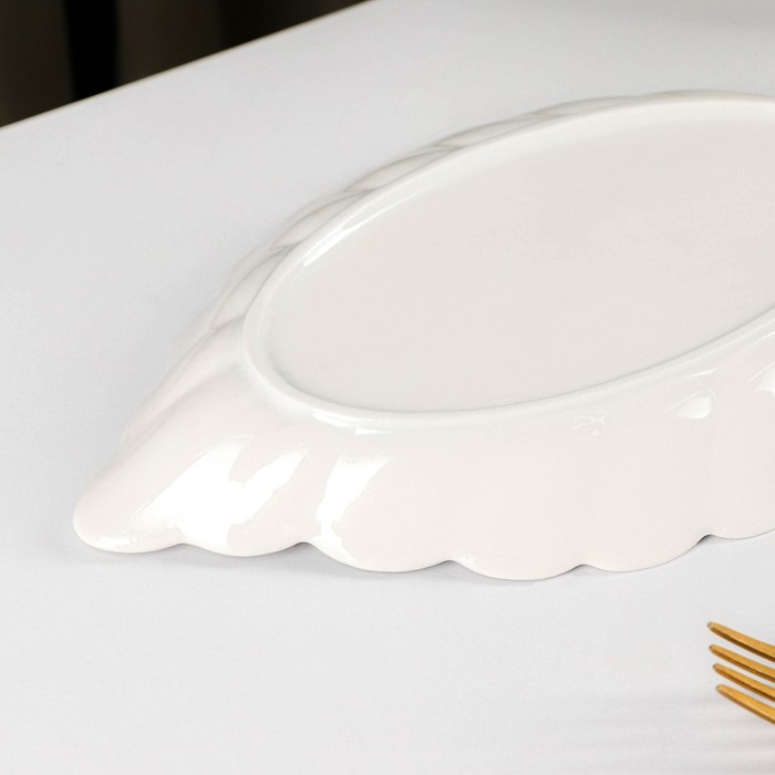 Блюдо керамическое &laquo;Лист&raquo;, 25,5&times;14,5 см, цвет белый