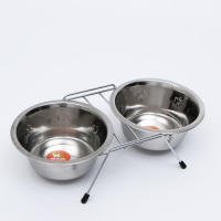 Набор из 2 рельефных мисок на подставке, 2 х 240 мл Набор из 2 рельефных мисок на подставке, 2 х 240 мл