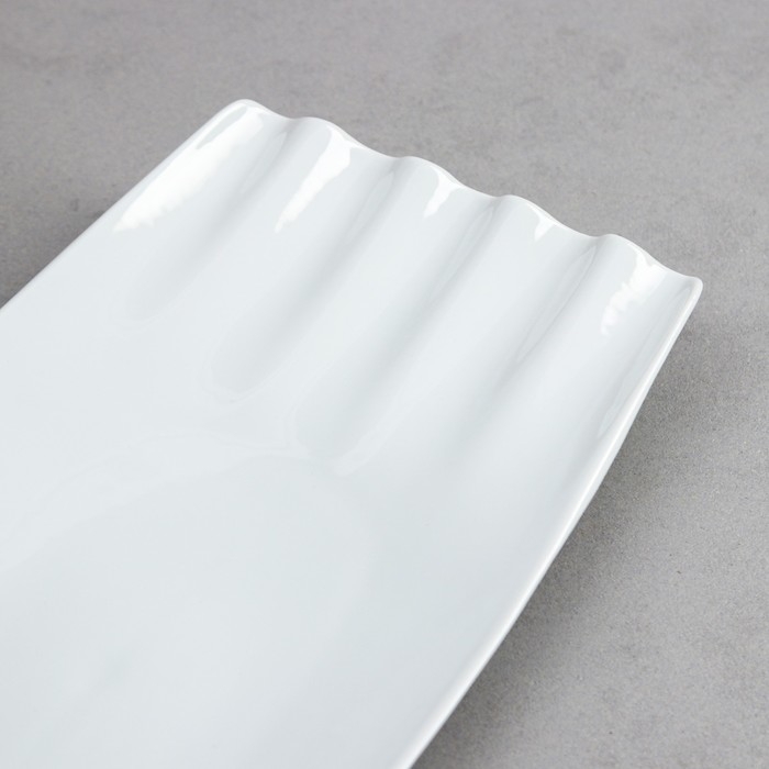 Блюдо «Идилия», фарфор, Иран Блюдо «Идилия», фарфор, Иран