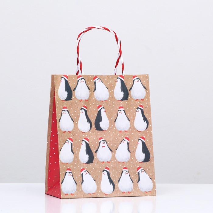 Новый год. Пакет бумажный подарочный новогодний крафт Новый год. Пакет бумажный подарочный новогодний крафт "Пингвины" 18 х 22,3 х 10 см.