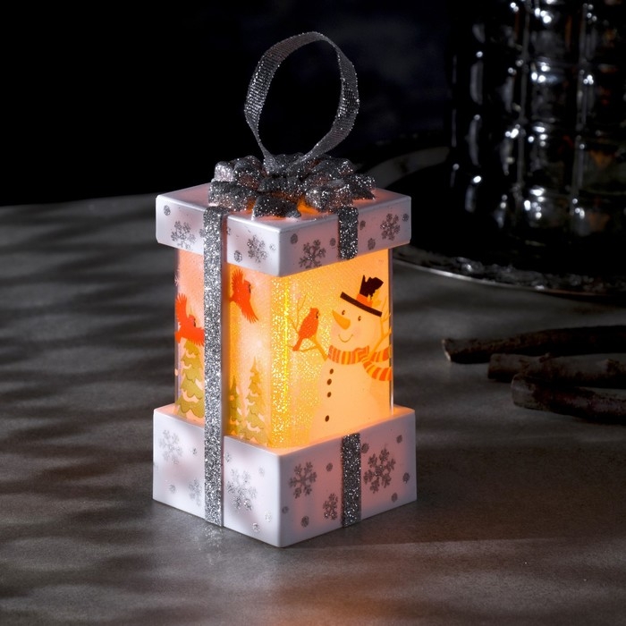 Светодиодная фигура «Белый подарок со снеговиком» 6.3 × 11.5 × 6.3 см, пластик, батарейки АААх3 (не в комплекте), эффект пламени Светодиодная фигура «Белый подарок со снеговиком» 6.3 × 11.5 × 6.3 см, пластик, батарейки АААх3 (не в комплекте), эффект пламени