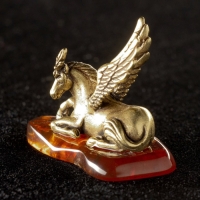 Сувенир "Конь Пегас", латунь, янтарь Сувенир "Конь Пегас", латунь, янтарь