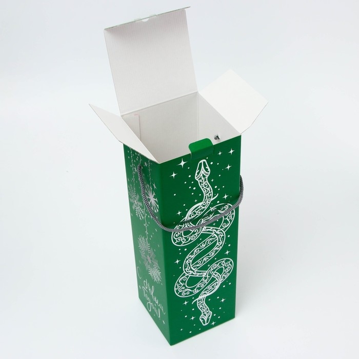 Новый год. Подарочная коробка Новогодняя под шампанское Новый год. Подарочная коробка Новогодняя под шампанское "Змея на зеленом" с веревоч. ручкой 11*11*35см.