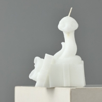 Новый год 2025! Свеча интерьерная &laquo;Новогодняя коллекция: Змейка с подарком&raquo;, белая 77 х 61 х 35