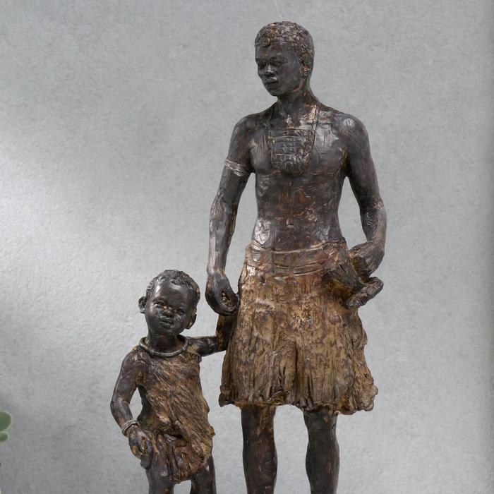 Сувенир полистоун "Африканец с сыном" под дерево 32х15,5х9 см