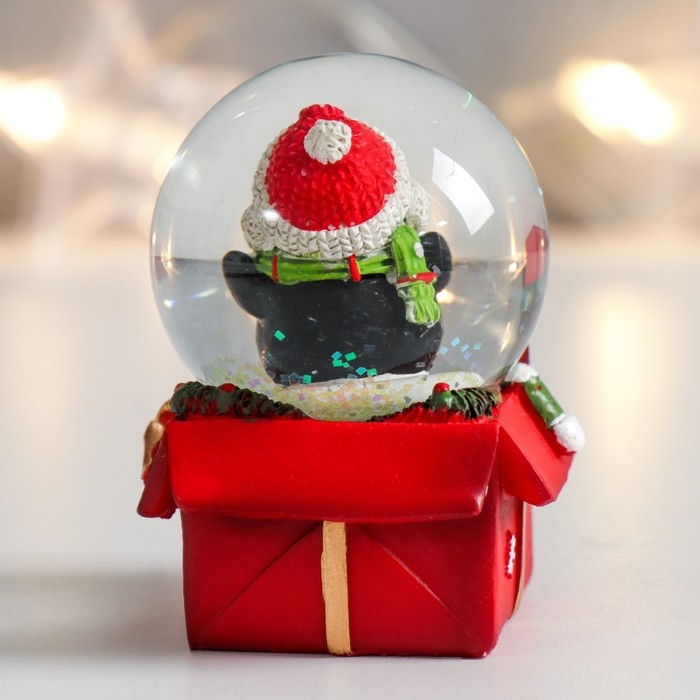 Сувенир полистоун водяной шар Сувенир полистоун водяной шар "Пингвинчик на подарке" 4,5х4,5х6,5 см