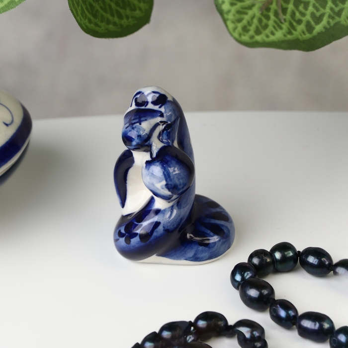 Сувенир символ года "Змея с яблоком", гжель, 5.5х4 см