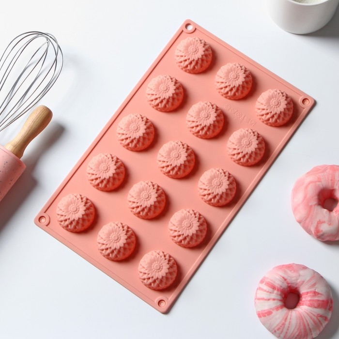 Форма для конфет и шоколада Доляна &laquo;Хризантема&raquo;, силикон, 30&times;18&times;2 см, 15 ячеек, цвет персиковый