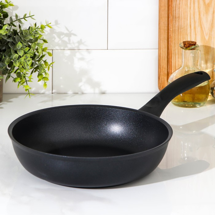 Сковорода &laquo;Традиция&raquo;, d=24 см, пластиковая ручка, антипригарное покрытие, цвет чёрный