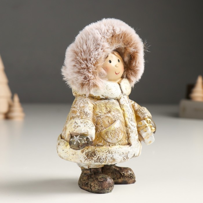 Сувенир полистоун "Малыш в шубе с меховым капюшоном, с подарком/фонарем" МИКС 6,5х9,5х13 см   949889