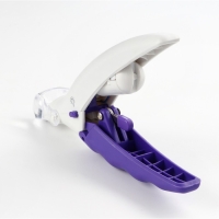 Когтерез для животных, с LED фонарём и контейнером для когтей, на батарейках, бело-фиолет. Когтерез для животных, с LED фонарём и контейнером для когтей, на батарейках, бело-фиолет.